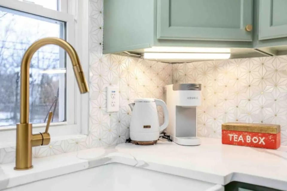 Backyard Parking Washer Dryer Air Conditioning Smart TV Full Kitchen House in Berkley