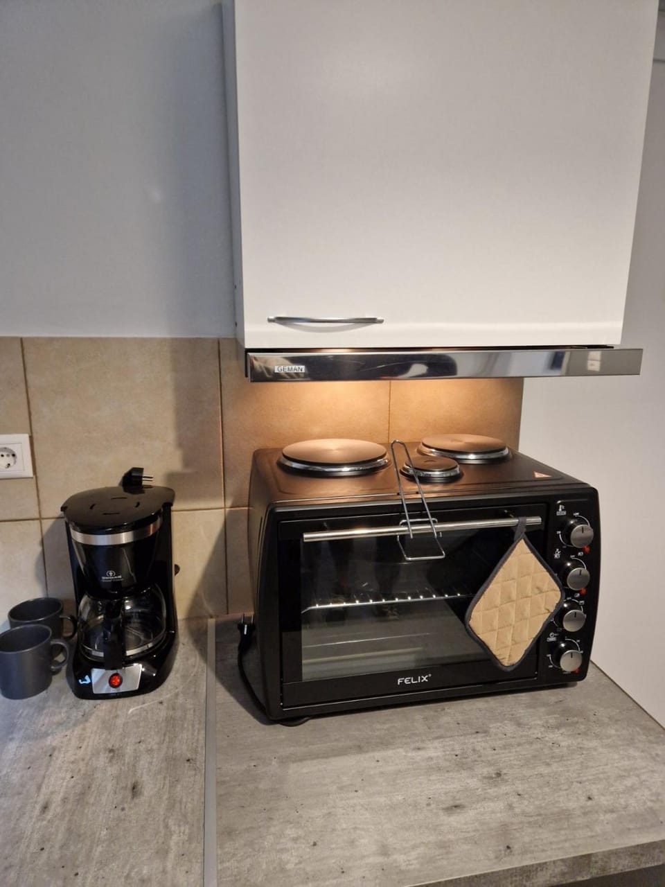 Coffee/tea facilities, Kitchen or kitchenette, stove