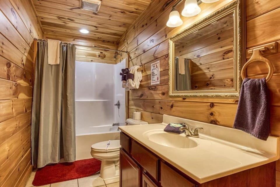 Starwood, Hot Tub, Mtn Views, Arcade Game Chalet in Pigeon Forge