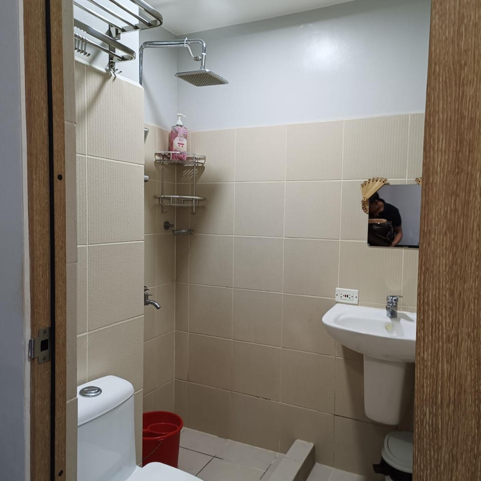 Shower, Toilet, Bathroom, bidet, towels