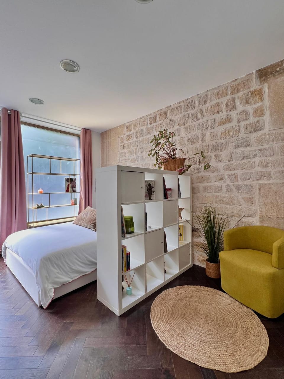 Bed, Living room, Photo of the whole room, Seating area, Bedroom