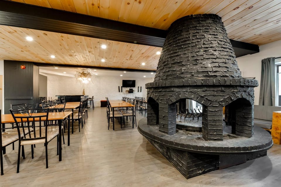 Banquet/Function facilities, fireplace, oven