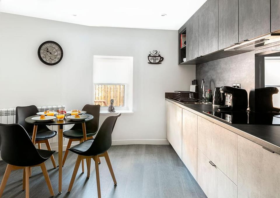 Coffee/tea facilities, Kitchen or kitchenette, Seating area, Dining area, pet friendly, stove, kitchen