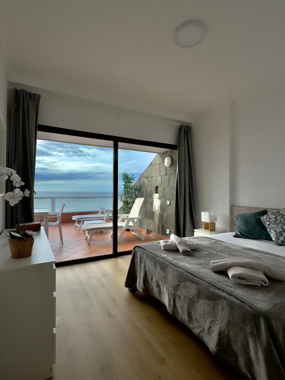Bed, Balcony/Terrace, Photo of the whole room, Sea view, towels