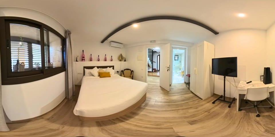 Photo of the whole room, Bedroom