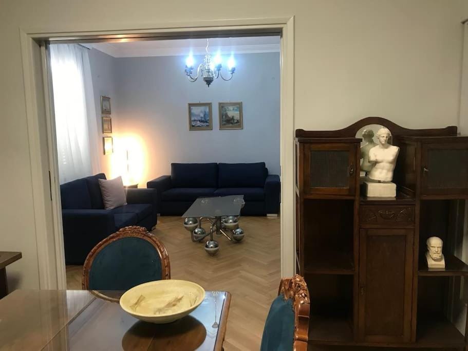 Penthouse archeol musiem, 3BDR, big balcony, wifi 200 mbps fiber Apartment in Athens