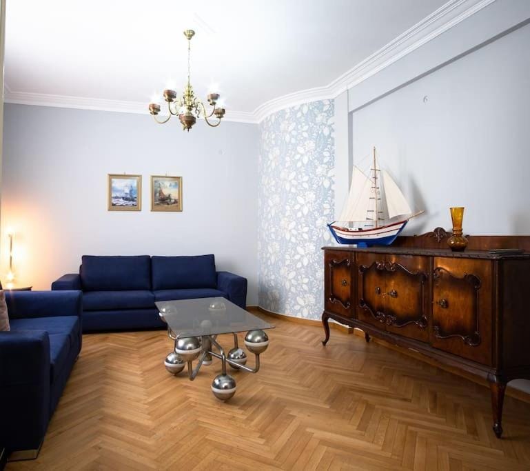 Penthouse archeol musiem, 3BDR, big balcony, wifi 200 mbps fiber Apartment in Athens