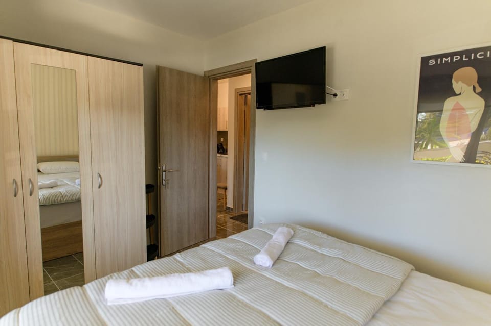 Bed, TV and multimedia, Bedroom, towels, wardrobe