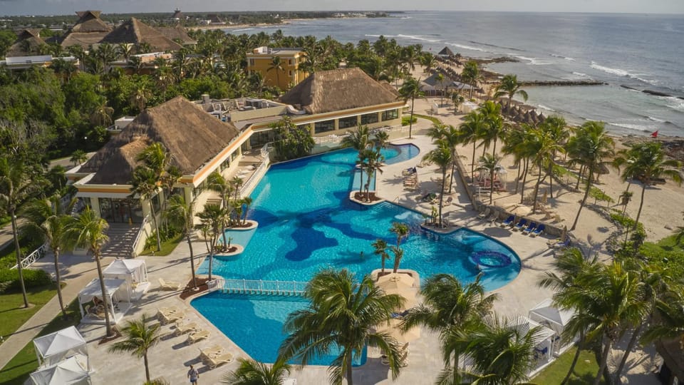 Property building, Nearby landmark, Day, Natural landscape, Bird's eye view, Beach, Pool view, Sea view, Swimming pool, sunbed
