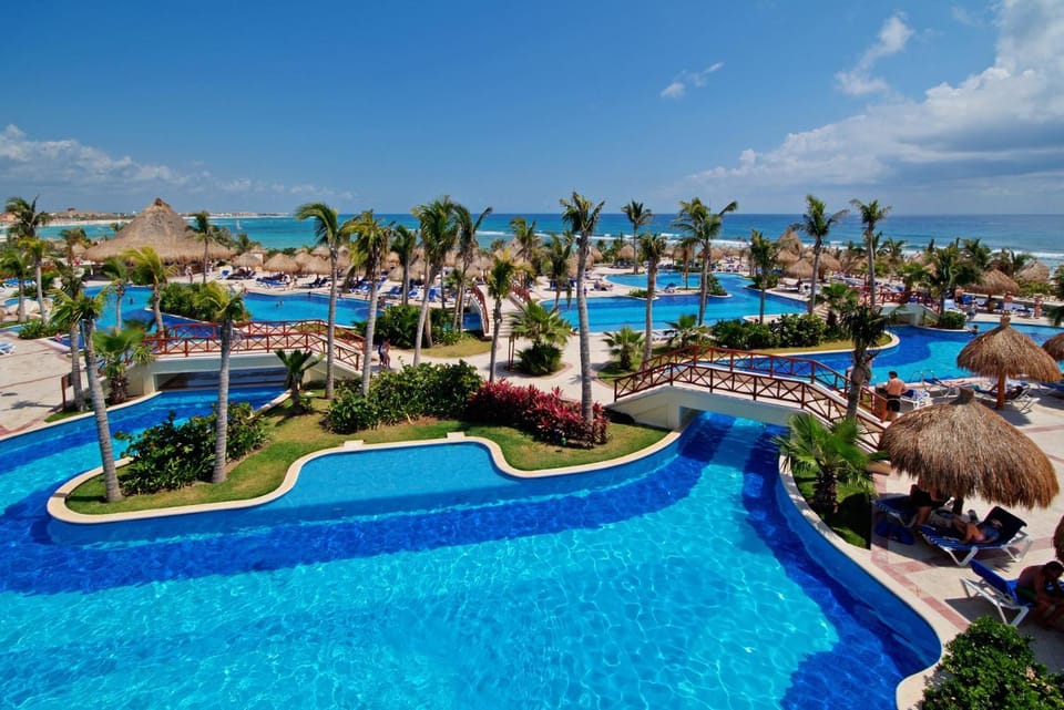 Nearby landmark, Day, Natural landscape, Pool view, Sea view, Swimming pool, sunbed