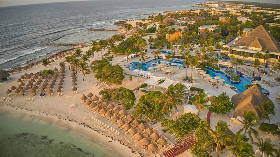 Property building, Nearby landmark, Day, Natural landscape, Bird's eye view, Beach, City view, Pool view, Sea view, Swimming pool, Location, sunbed