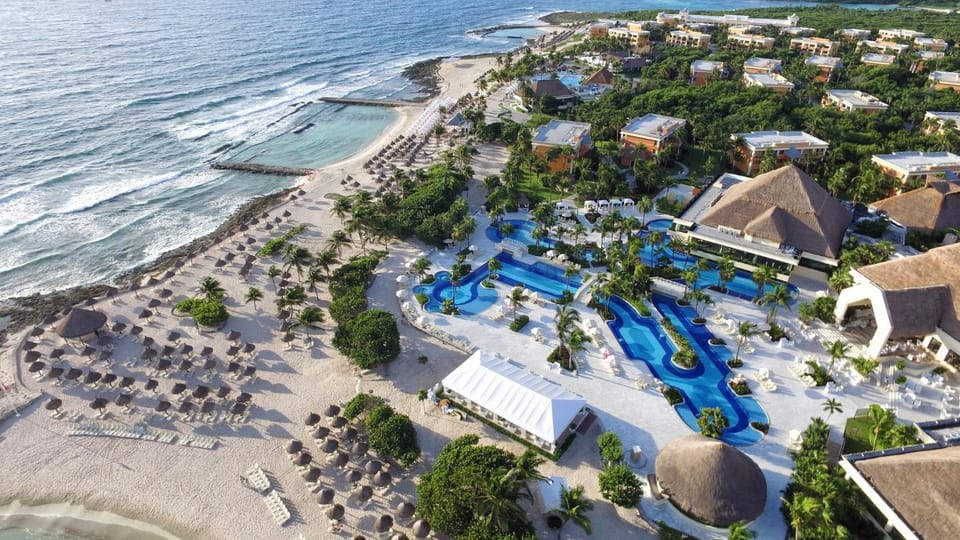 Property building, Nearby landmark, Day, Natural landscape, Bird's eye view, Beach, City view, Pool view, Sea view, Swimming pool, sunbed