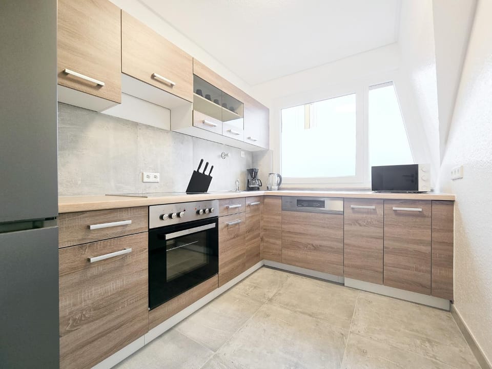 Coffee/tea facilities, dishwasher, microwave, oven, stove, kitchen