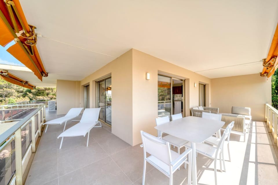 REF 1965 - Le Cannet - Sea view apartment for rent Apartment in Mougins