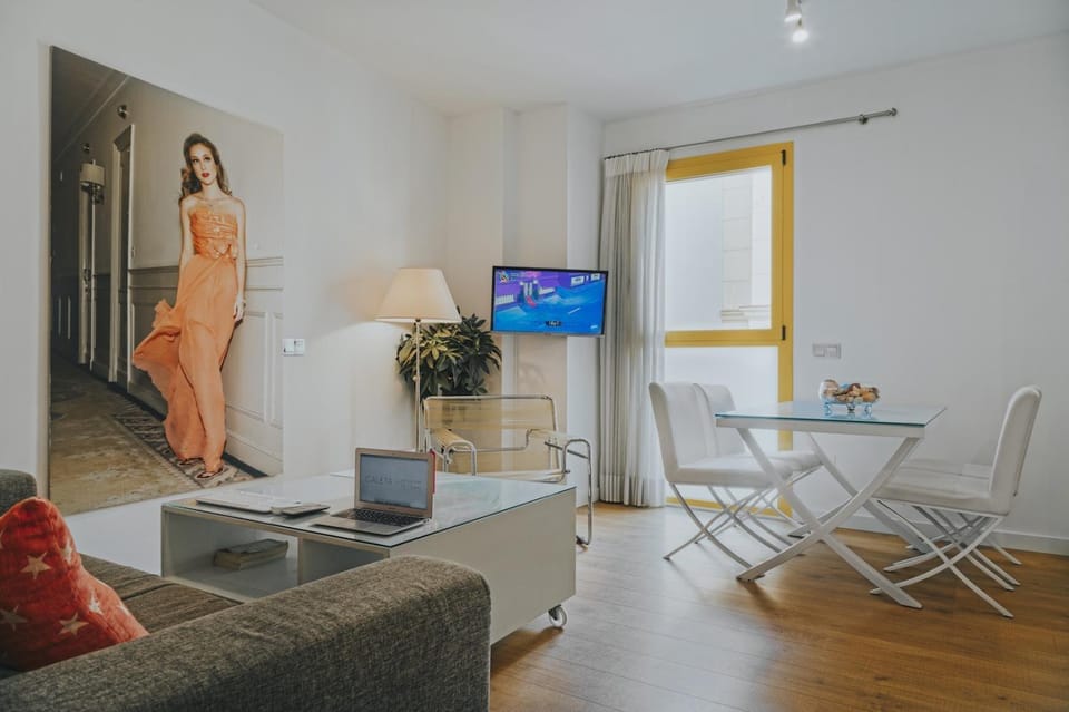 TV and multimedia, Living room, Seating area, Dining area