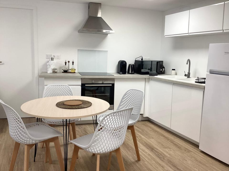 Kitchen or kitchenette, Dining area