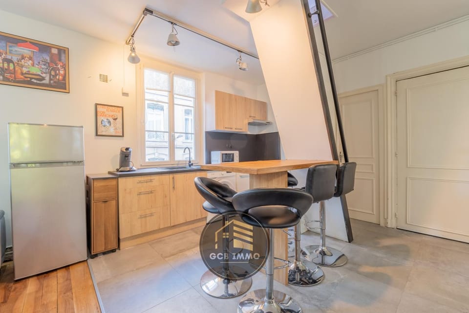 Kitchen or kitchenette, Dining area, oven, stove
