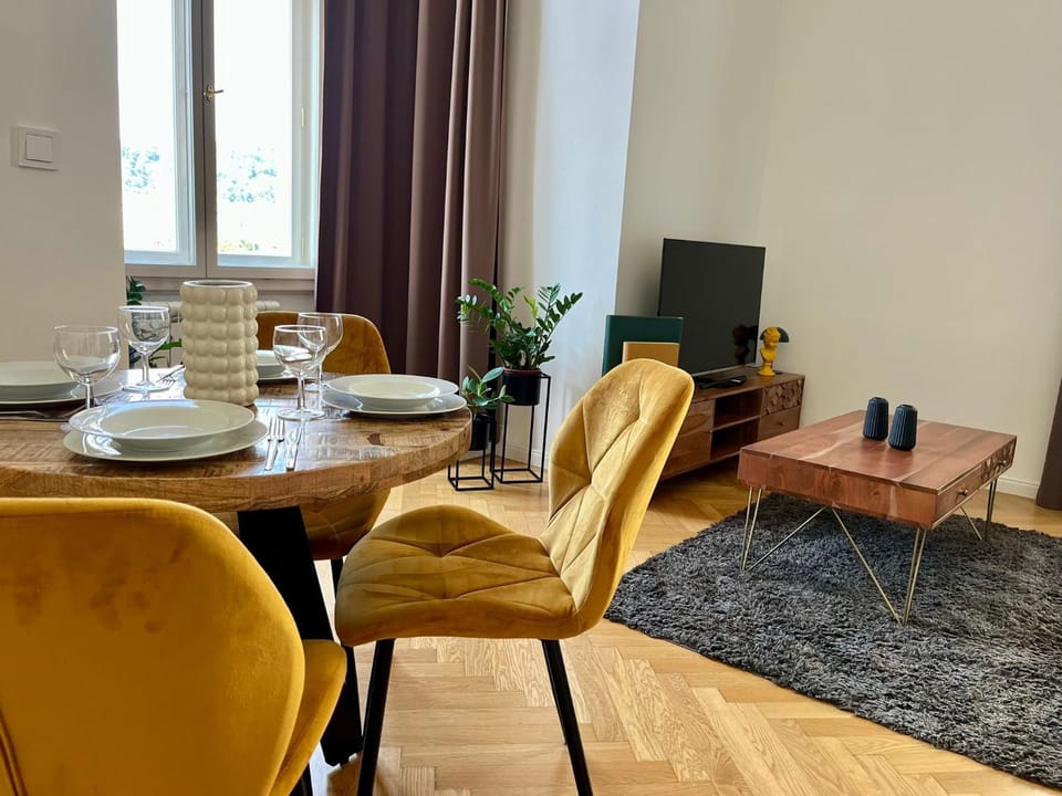 TV and multimedia, Seating area, Dining area