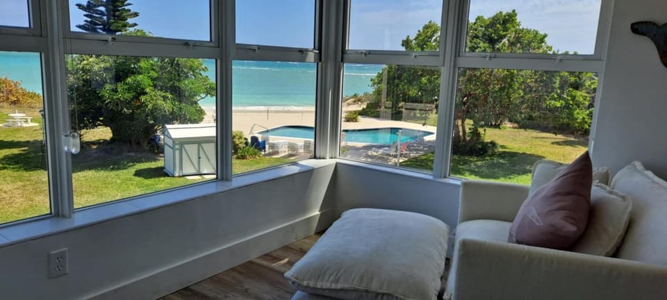 Newly Remodeled Luxury Beachfront 2-Bedroom Condo Apartment in Freeport