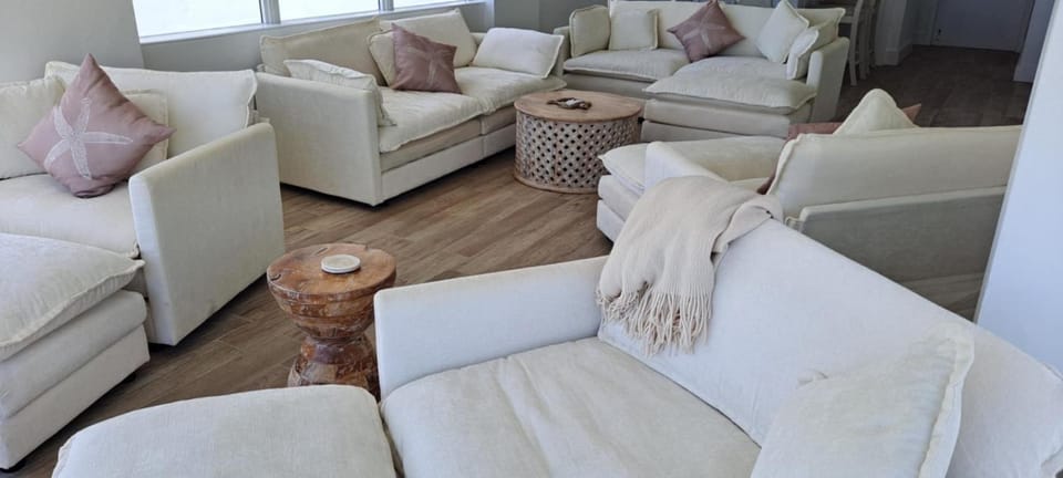 Newly Remodeled Luxury Beachfront 2-Bedroom Condo Apartment in Freeport