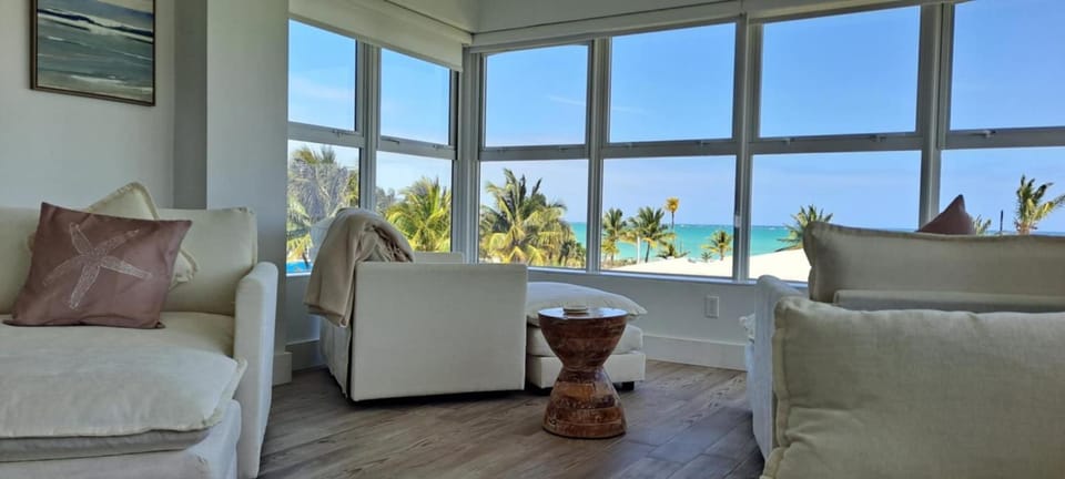 Newly Remodeled Luxury Beachfront 2-Bedroom Condo Apartment in Freeport