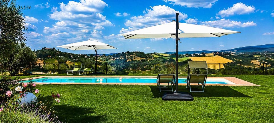 IL CASALE DEGLI ULIVI- Splendido casale panoramico con piscina a 30 min da Roma GRA House in Umbria