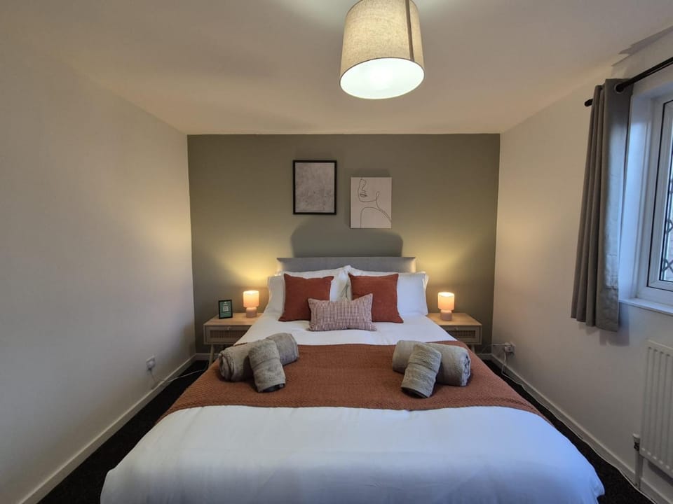 Wolverhampton - 4 bed, 2 bath, Parking & Wifi House in Wolverhampton