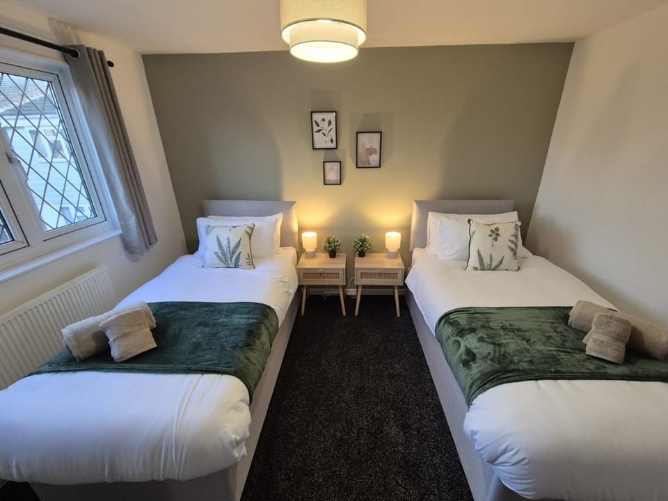 Wolverhampton - 4 bed, 2 bath, Parking & Wifi House in Wolverhampton