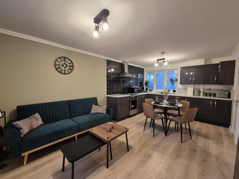 Wolverhampton - 4 bed, 2 bath, Parking & Wifi House in Wolverhampton