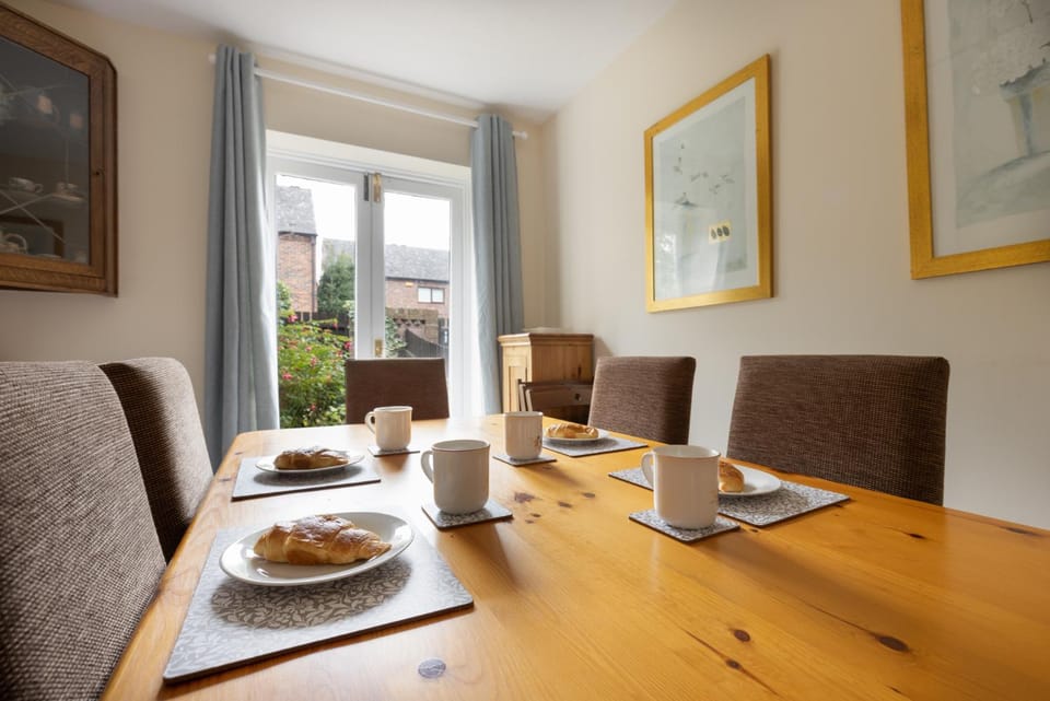 Seating area, Dining area