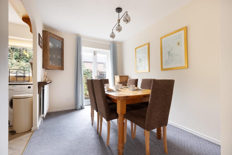 Kitchen or kitchenette, Seating area, Dining area