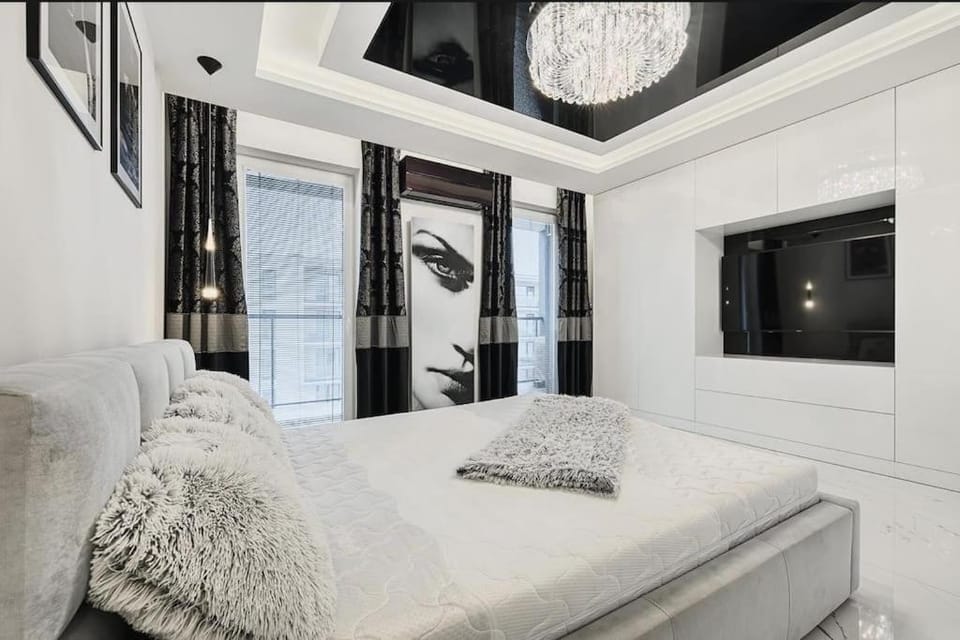 Bed, TV and multimedia, Balcony/Terrace, Photo of the whole room, Bedroom, wardrobe