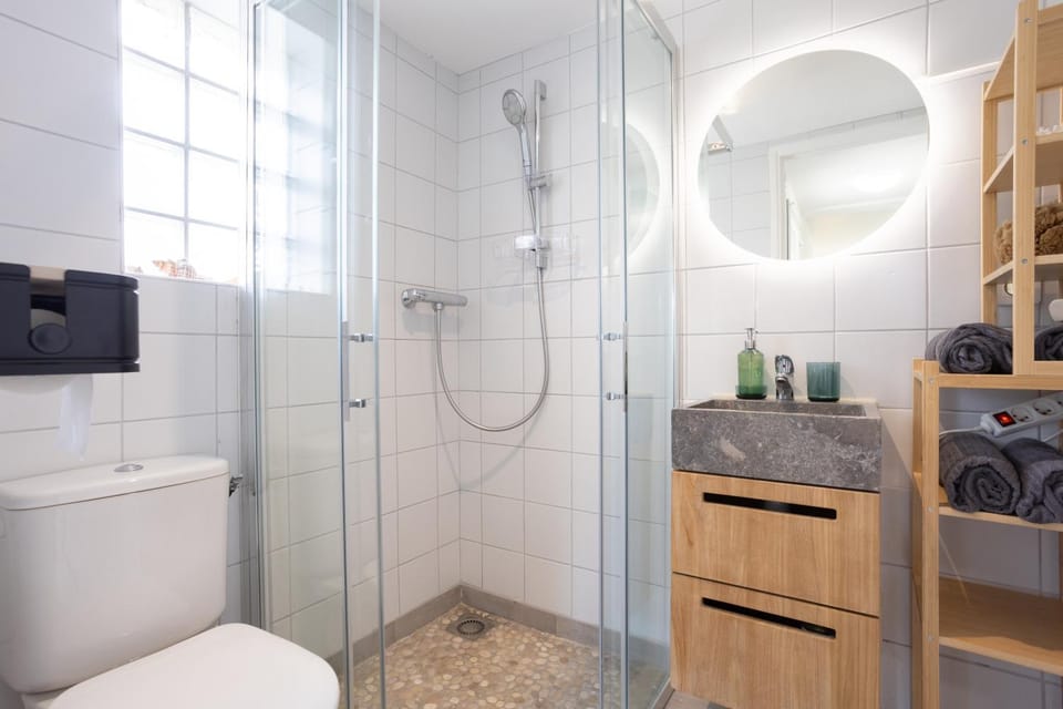 Shower, Toilet, Bathroom, towels