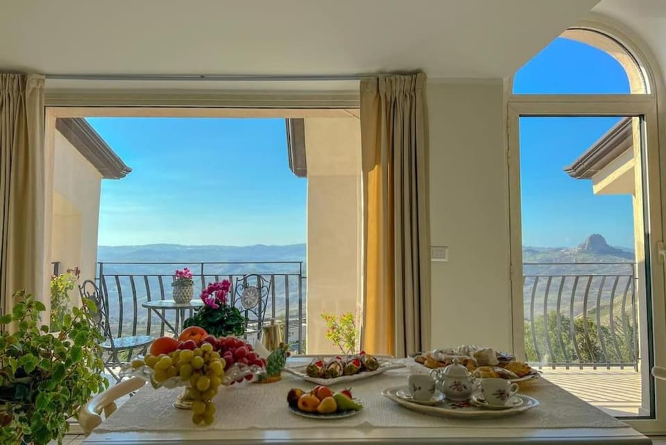 Natural landscape, Balcony/Terrace, Dining area