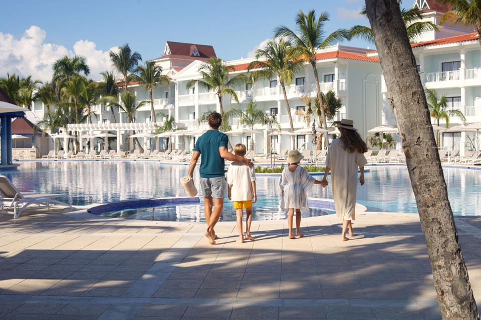 Property building, Day, People, Pool view, Swimming pool, children, group of guests, Family