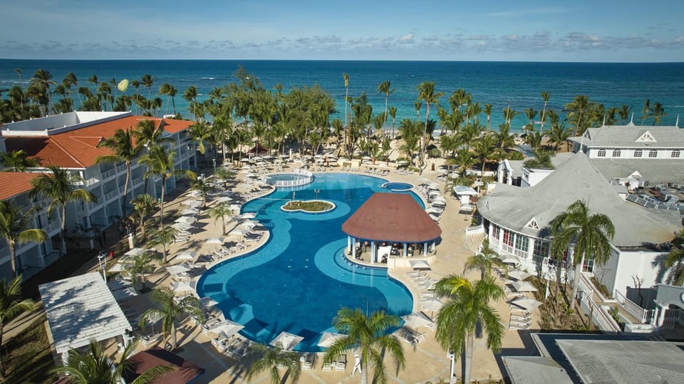 Property building, Nearby landmark, Day, Natural landscape, Bird's eye view, Beach, Pool view, Sea view, Swimming pool, sunbed
