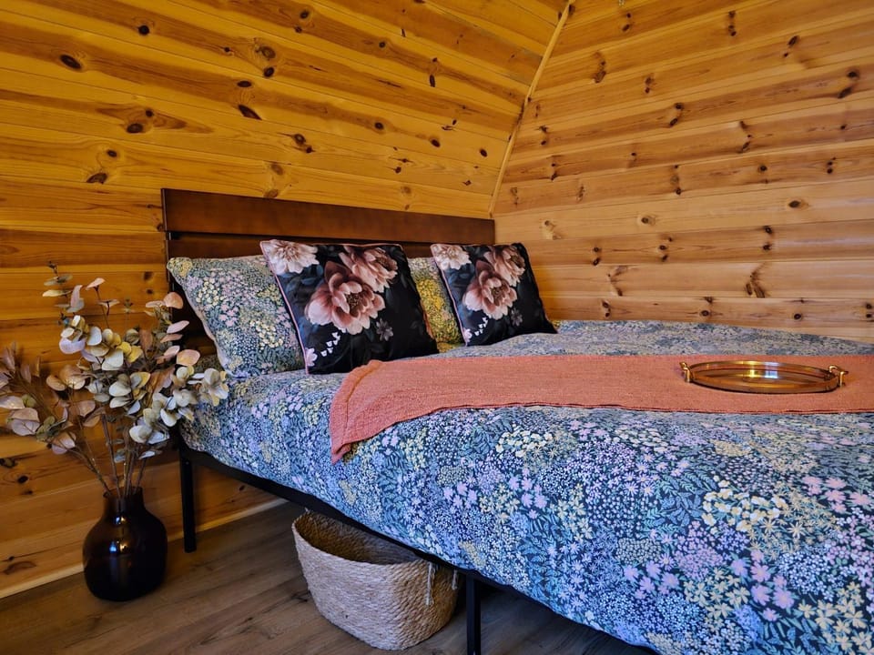 The Laurels - Wood Fired Hot Tub and Firepit Farm Stay in Wyre District