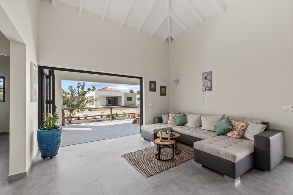 Day, View (from property/room), Balcony/Terrace, Living room, Seating area