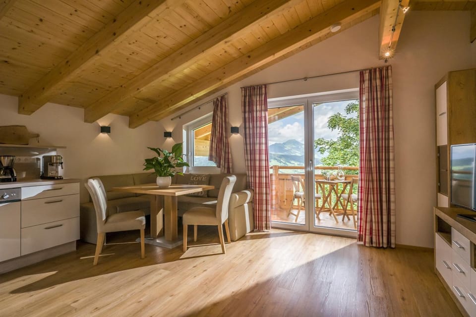Coffee/tea facilities, Balcony/Terrace, Kitchen or kitchenette, Living room, Decorative detail, Seating area, Dining area, Mountain view