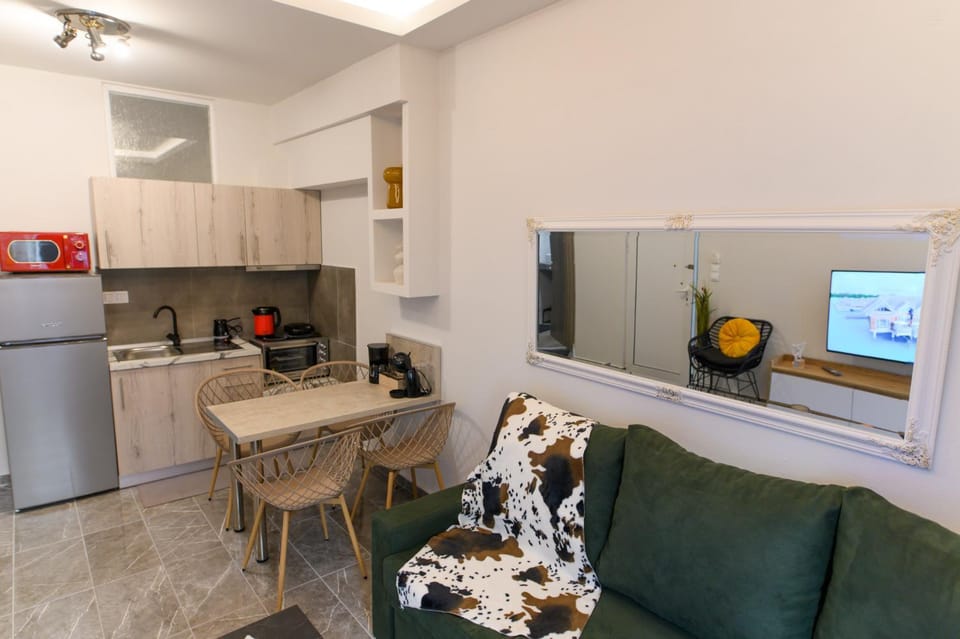 Dining area, oven, stove, toaster