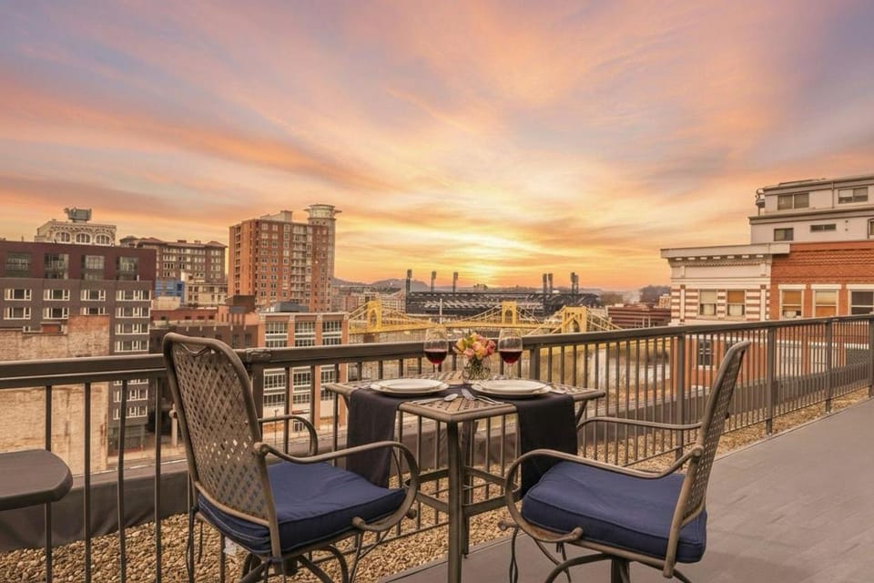 1 BR Downtown Pittsburgh with Best Roof Top View Apartment in Pittsburgh