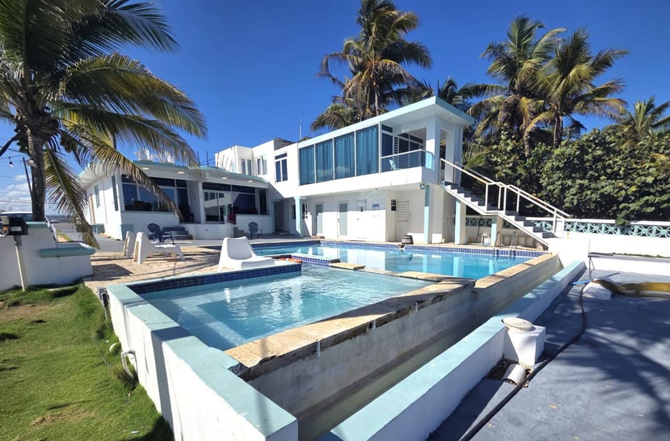 Property building, Day, Pool view, Swimming pool, sunbed