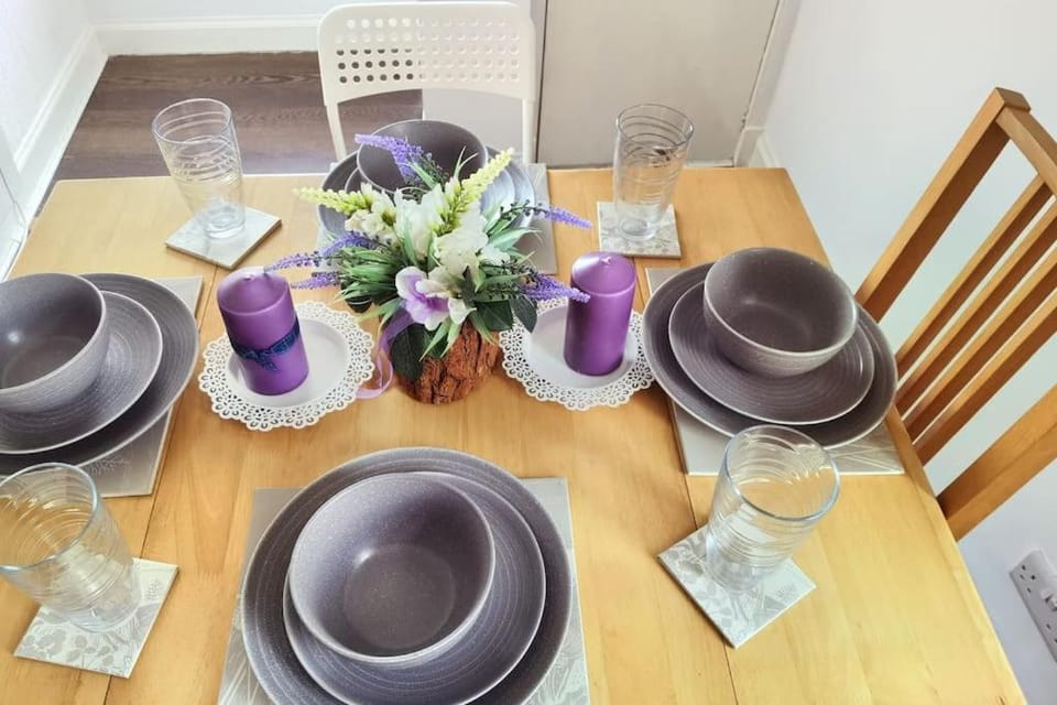 Quiet Street's Flat with free Parking near Town Centre House in England