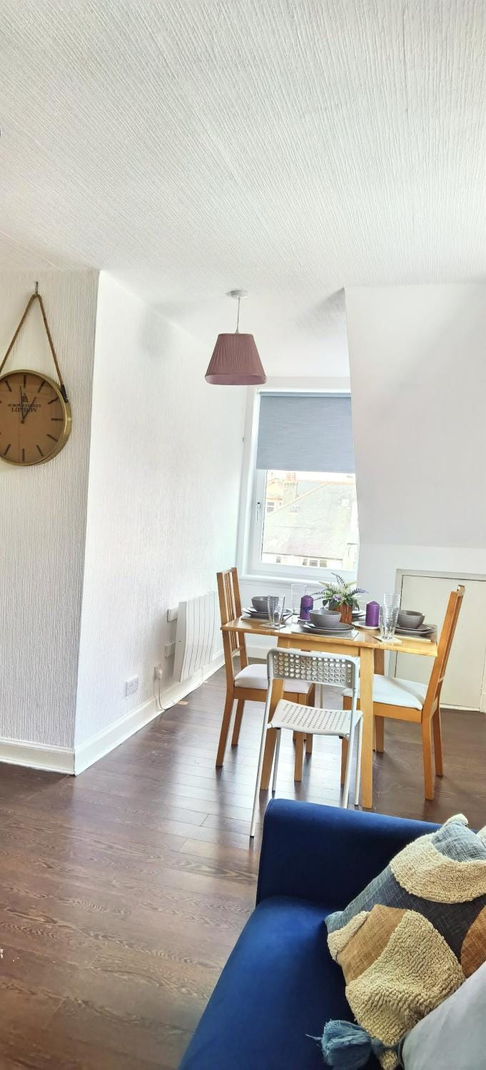 Quiet Street's Flat with free Parking near Town Centre House in England