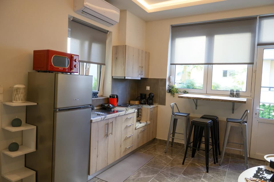 Coffee/tea facilities, Kitchen or kitchenette, Dining area, stove