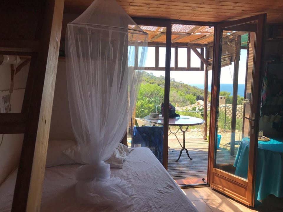RC d'un Cabanon écologique ile du levant Naturiste reservable du samedi au samedi House in Hyères
