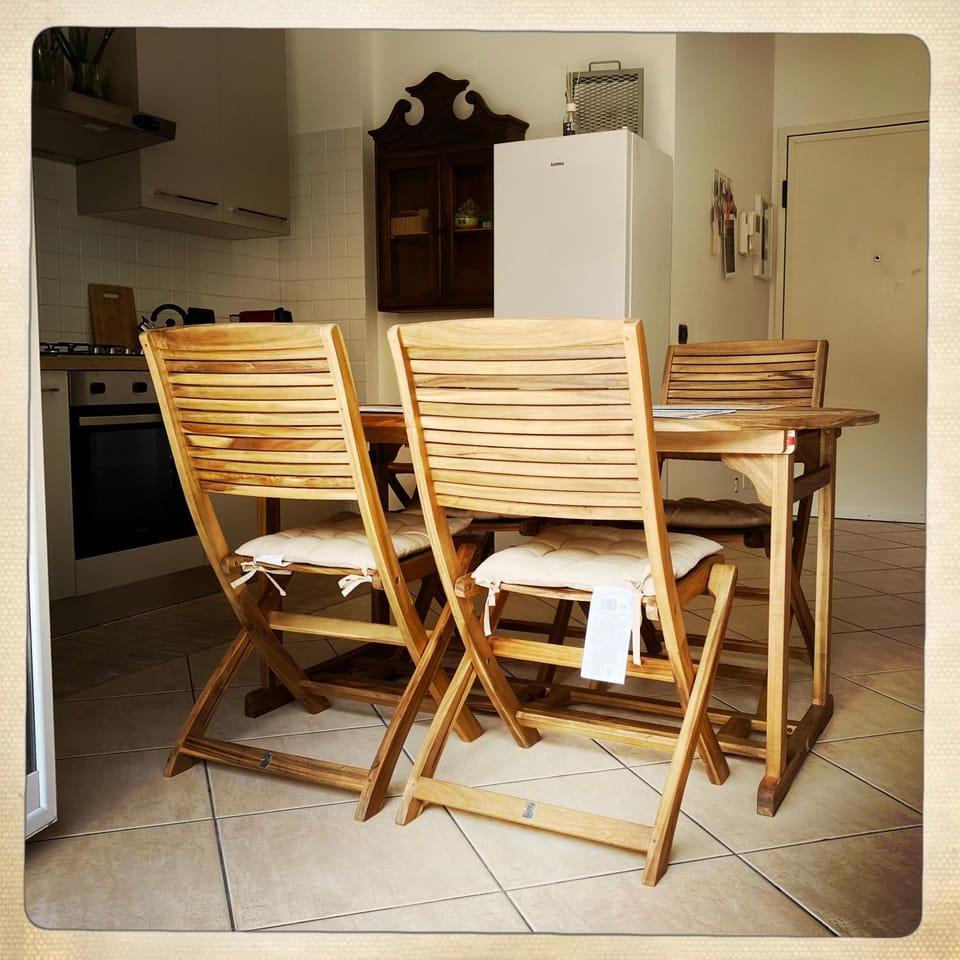 Kitchen or kitchenette, Dining area, oven