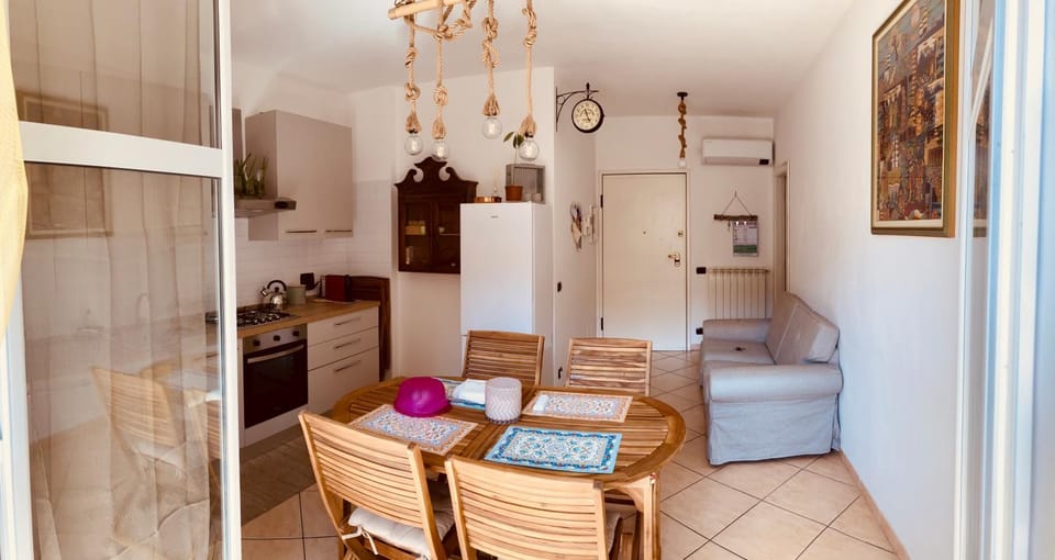 Kitchen or kitchenette, Living room, Seating area, Dining area, oven, stove
