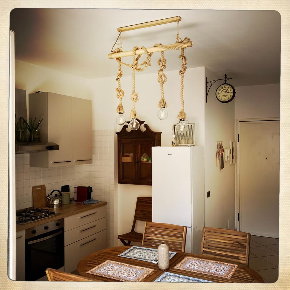 Kitchen or kitchenette, Dining area, oven, stove