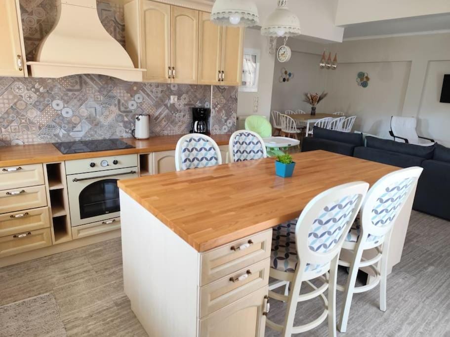 Kitchen or kitchenette, Dining area, dishwasher, stove
